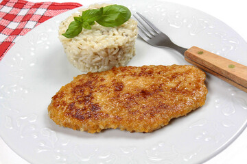 escalope de poulet pané et riz dans une assiette
