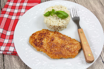 escalope de poulet pané et riz dans une assiette