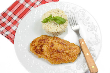 escalope de poulet pané et riz dans une assiette