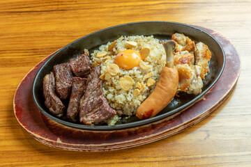 肉盛り付きガーリックライス