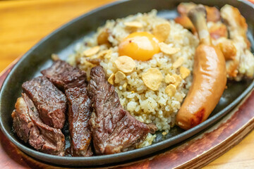 肉盛り付きガーリックライス