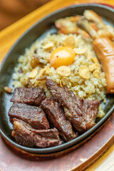 肉盛り付きガーリックライス