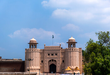 royal fort of lahore, The Lahore Fort is a citadel in the city of Lahore, Pakistan. The fortress is located at the northern end of walled city Lahore