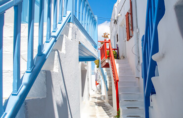 Weißes Haus mit blauer Treppe   Die malerische  Hauptstadt Chora bekannt als Mykonos-Stadt auf der beliebten Kykladeninsel Mykonos, Griechenland