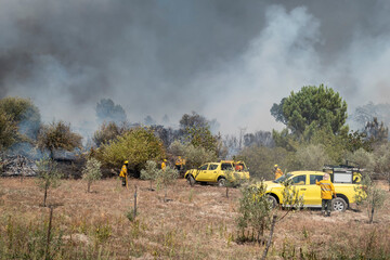 Viaturas e bombeiros sapadores na luta contra o incêndio que arde no monte deixando uma grande...