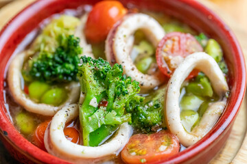 イカと野菜のアヒージョ