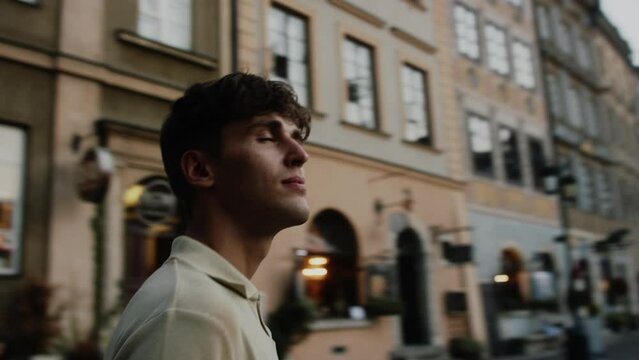 Spinning 360 video of a young white man admiring the city