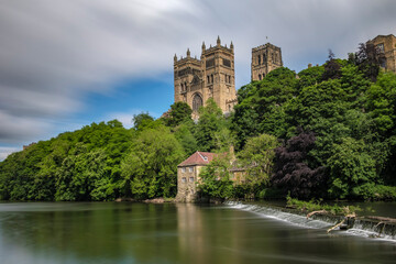 Obraz premium Durham Cathedral and weir on summer day