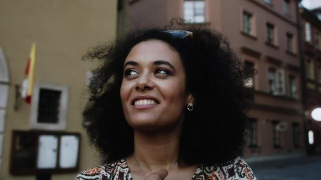 Spinning 360 video of young latino woman admiring the city