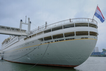 Klassisches Kreuzfahrtschiff vor Stadtkulisse - Classic cruiseship Cruise ship ocean liner...