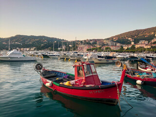Fototapeta na wymiar Barche e pescherecci nel porto di Lerici in Liguria al tramonto 