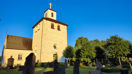 Steinerne Dorfkirche mit massivem Turm in Vittsjö in Schweden