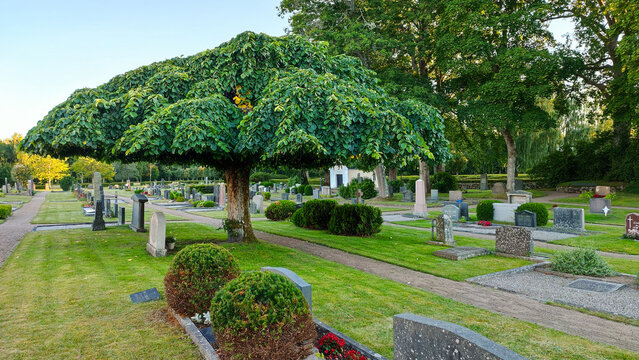 Gartenkunst auf dem Friedhof von Vittsj&ouml; in Schweden