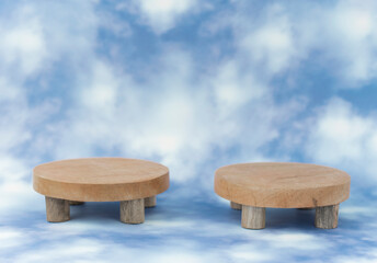 zwei hölzerne Produktaufsteller vor himmlischen Hintergrund
