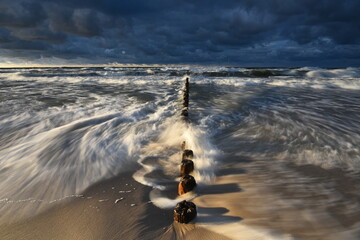 Morze bałtyckie. Plaża w miejscowości Chałupy - półwysep helski, sztorm. Fale, piasek, wybrzeże, woda i falochron. Bałtyk