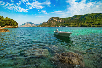 Letni widok łodzi na Adriatyku w Chorwacji - obrazy, fototapety, plakaty