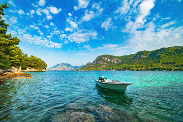 Letni widok łodzi na Adriatyku w Chorwacji - obrazy, fototapety, plakaty