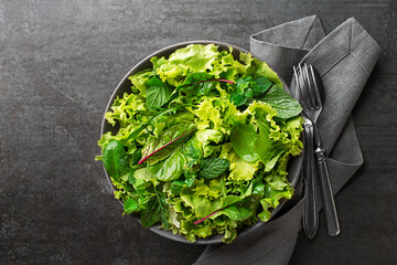 Green lettuce salad - 525057252
