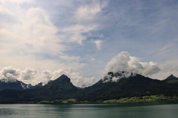 Morgenstimmung am Wolfgangsee; S&uuml;dliches Seeufer mit Sparber, Bleckwand und Wieslerhorn