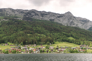 Frühling im Ausseerland; Blick von Süden auf Grundlsee mit Hohem Angerwald und Totem Gebirge...