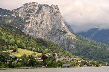 Fototapeta premium Majestätische Felswand über dem Grundlsee im Ausseerland; Blick vom Westufer auf den Backenstein (1772m)