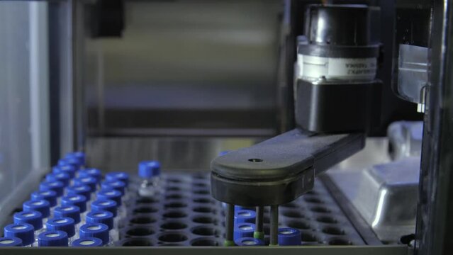 Agilent G1329B Autosampler, a variable material samples volume , takes samples and mixes them together with dramatic lighting - HPLC