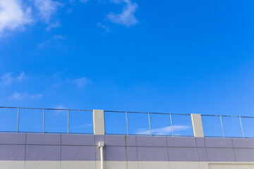 青空と商業施設の屋上