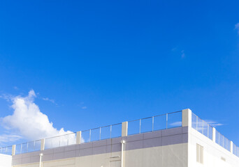 商業施設の屋上の向こうに広がる青空
