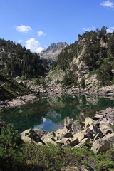 Lago en circo glaciar en las monta&ntilde;as del Pirineo