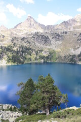 Lago en circo glaciar en las montañas del Pirineo