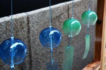 滋賀県、長浜、黒壁スクエア、店先、玄関、風鈴、カラフル、アート、夏の風景、清涼感