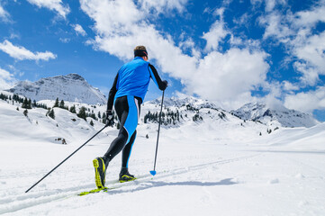 Fototapeta na wymiar Sportler beim Skilanglauf in der klassischen Diagonal-Technik