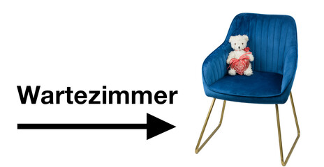 Hinweisschild zum Wartezimmer mit Pfeil nach rechts und ein Teddybär mit einem Herz sitzt auf einem blauen Stuhl isoliert vor weißem Hintergrund.