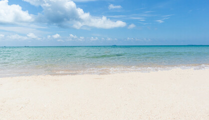 Fototapeta na wymiar Blue sea contrasts with white sandy beaches, holiday destinations.