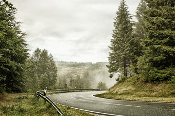 Straße im Harz, Kurve in den Bergen und Wolken