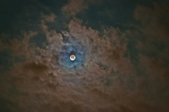 Luna tra le nuvole