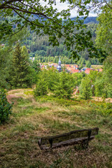 Bank mit Blick auf Lautenthal, Goslar, Harz, Bergbau, Bergbauleerpfad, Wandern und Panorama