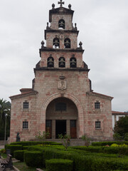Fototapeta na wymiar Fachada de Iglesia con campanario