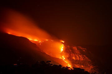 Montaña quemándose incendio forestal