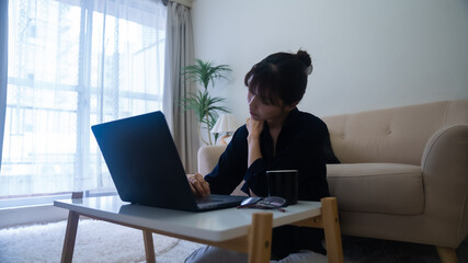 肩こりが気になる女性