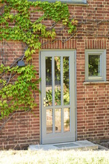 Wand - Gebäude - Tür - Fenster - Bücher - Dekoration