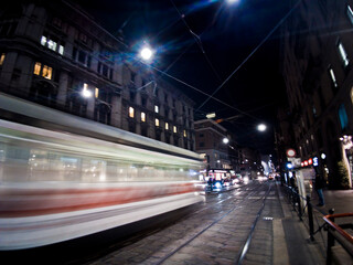 Fototapeta na wymiar Milano in movimento