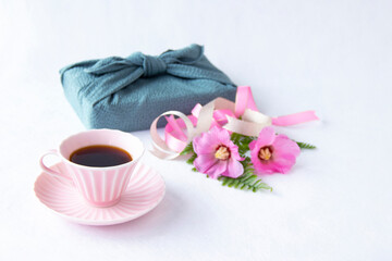 ピンクの美しい芙蓉の花のブーケとコーヒー（白バック）