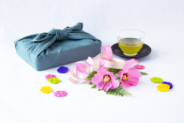 ピンクの美しい芙蓉の花のブーケと冷たい緑茶（白バック）