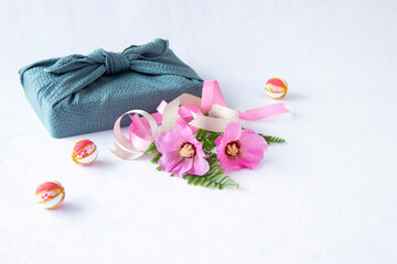 風呂敷包みとピンクの芙蓉の花とリボンと手毬（白バック）
