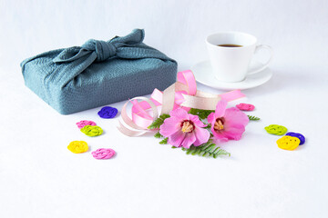 ピンクの美しい芙蓉の花のブーケと水引とコーヒー（白バック）