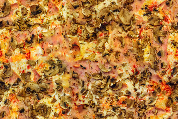 Frisch gebackene Pizza mit Champignons, Schinken. Vollbild