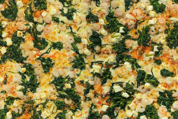 Obraz na płótnie Canvas Frisch gebackene Pizza mit Krabben und Spinat, Vollbild, mit nahtlosem Muster, kachelbar