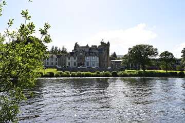Altes schottisches Herrenhaus / Hotel am Loch Lomond im Trossachs National Park, bei blauen Himmel...