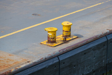 Schiffsanlegestelle / Kai / Stahl-Poller in einem Hafen (Bollard harbour - mooring)